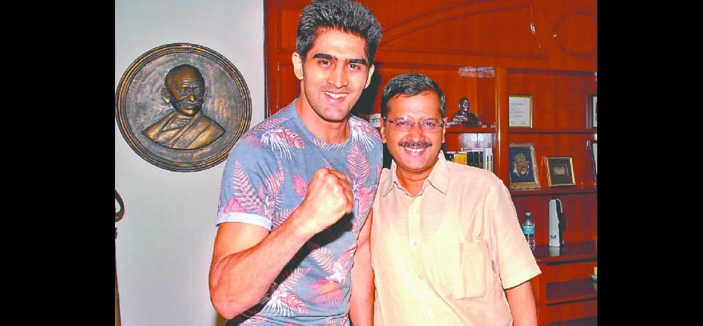 boxer vijendra singh meets kejriwal and invites him for watching fight