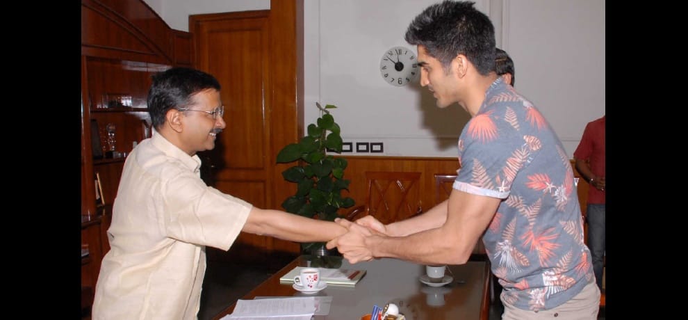 boxer vijendra singh meets kejriwal and invites him for watching fight