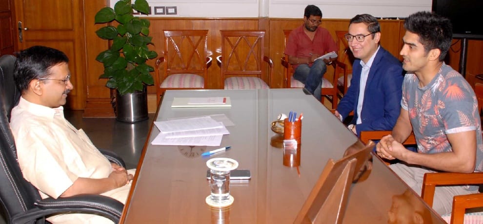 boxer vijendra singh meets kejriwal and invites him for watching fight