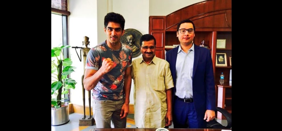 boxer vijendra singh meets kejriwal and invites him for watching fight