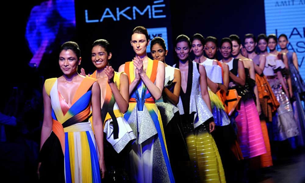  Lakme advisory board gives certificates to INIFD srudents