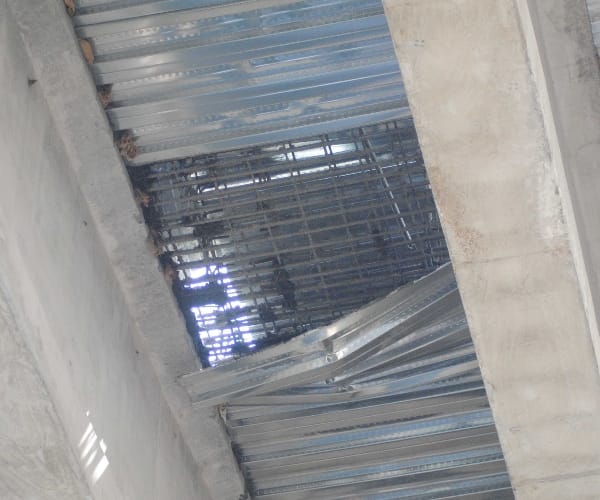 lucknow metro flyover r cement falls on car