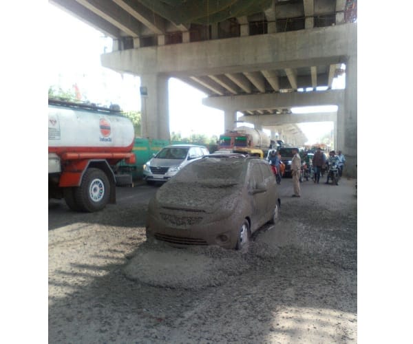 lucknow metro flyover r cement falls on car