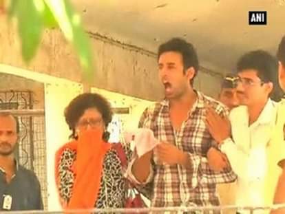  Mumbai: Pratyusha's ex-boyfriend Rahul Raj Singh taken to Siddharth Hospital