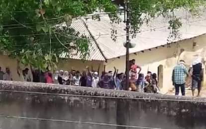 Prisoners raise slogan against jail administration in Varanasi jail 
