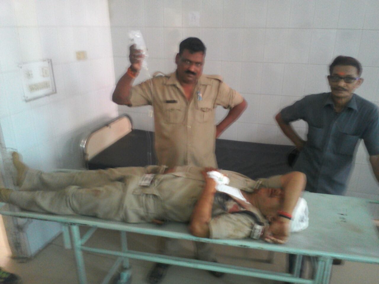 prisoners-captured-varanasi-dlstrict-jail-superintendent-and-jailer-made-hostage