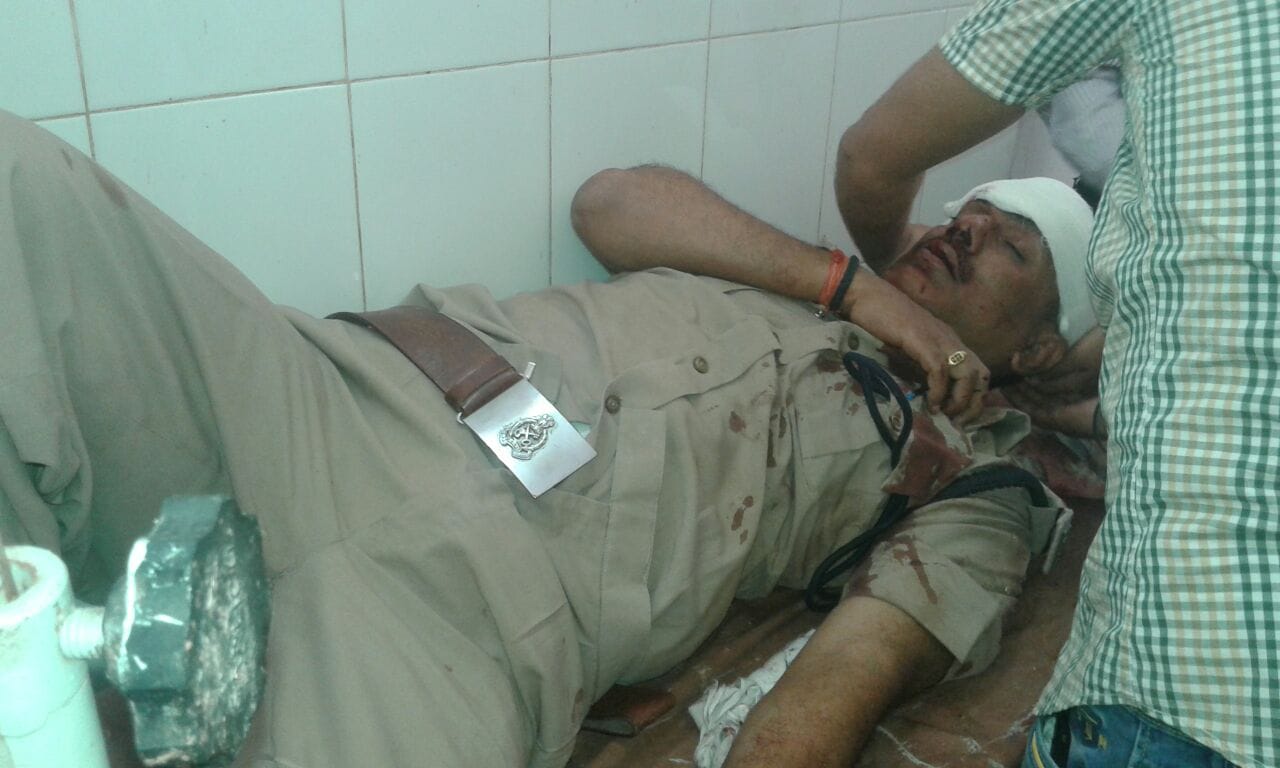 prisoners-captured-varanasi-dlstrict-jail-superintendent-and-jailer-made-hostage