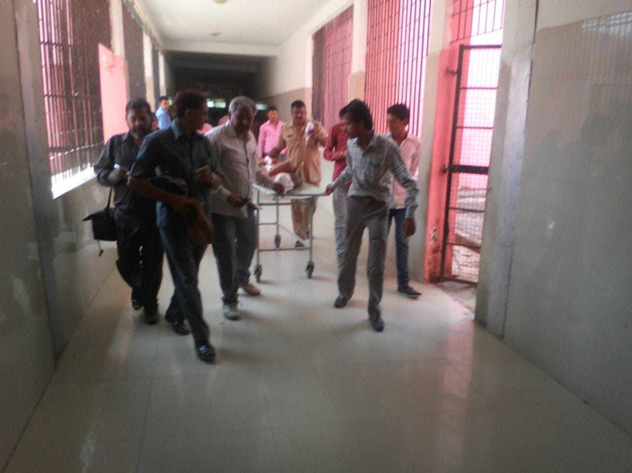 prisoners-captured-varanasi-dlstrict-jail-superintendent-and-jailer-made-hostage
