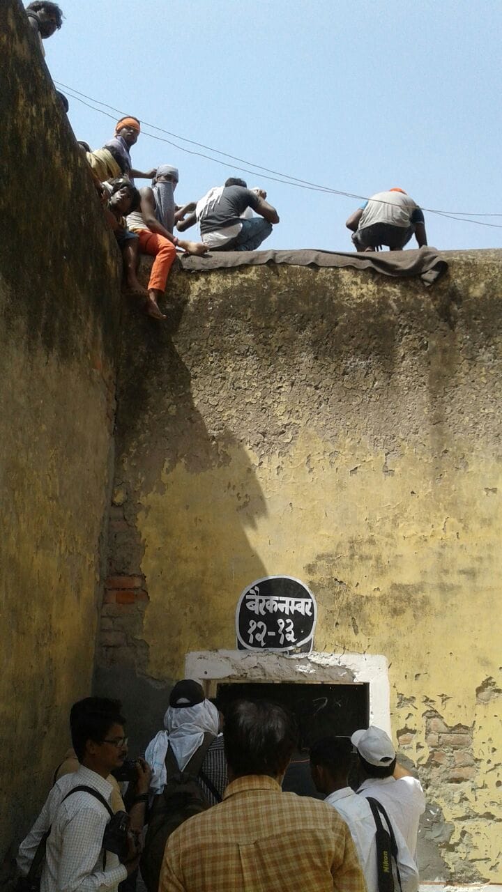 prisoners captured varanasi jail superintendent and jailer made hostage