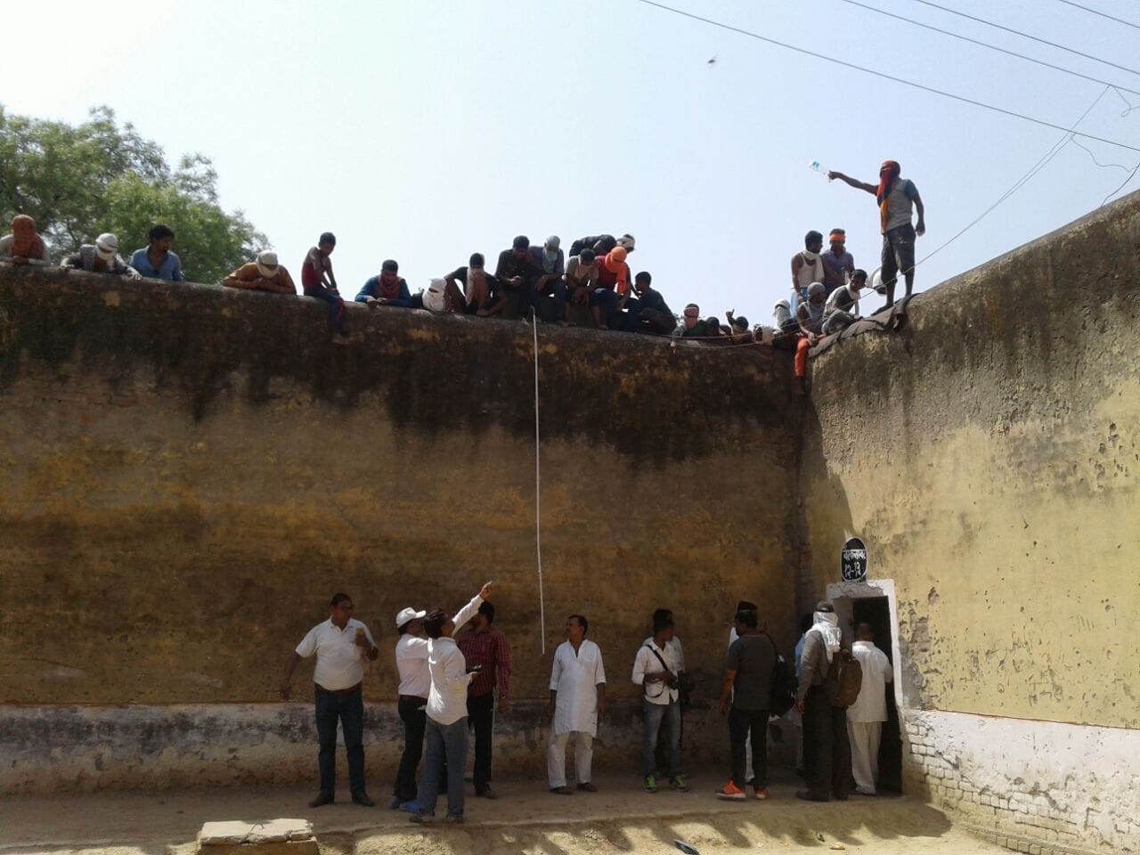 prisoners captured varanasi jail superintendent and jailer made hostage