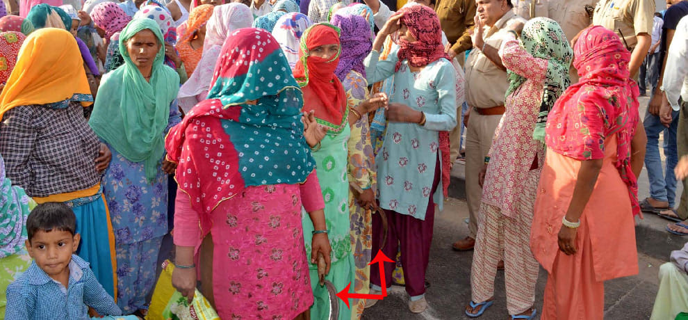 women protest on road against alcohol in gurgaon 