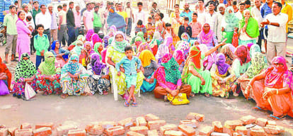 women protest on road against alcohol in gurgaon 