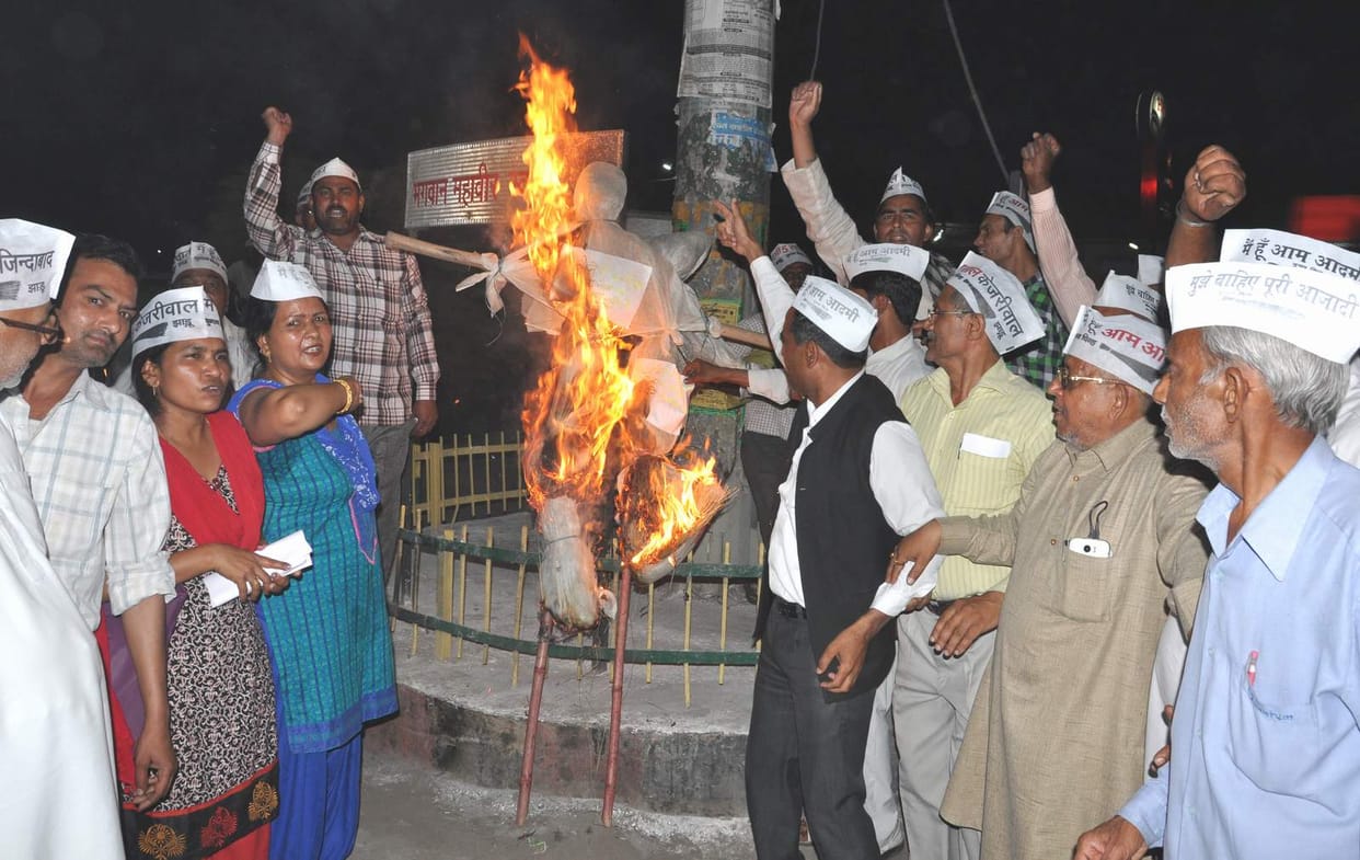 aap workers burnt effigy 