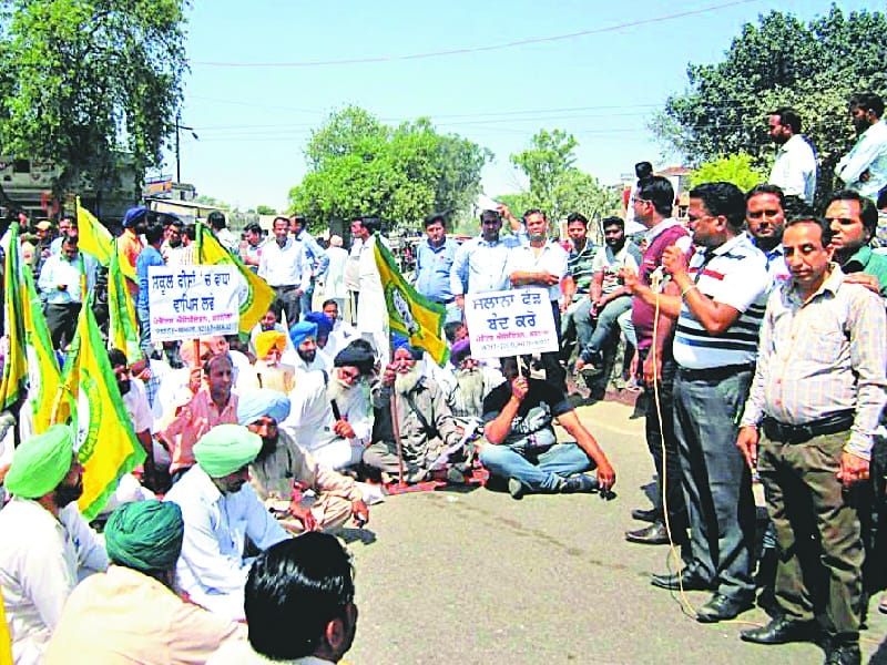 protest, protest against schools in barnala, protest in barnala