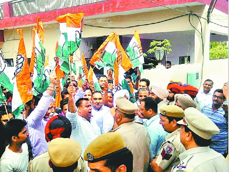 house arrest, congress worker house arrest, house arrest in hoshiarpur, garhshanker, amritsar