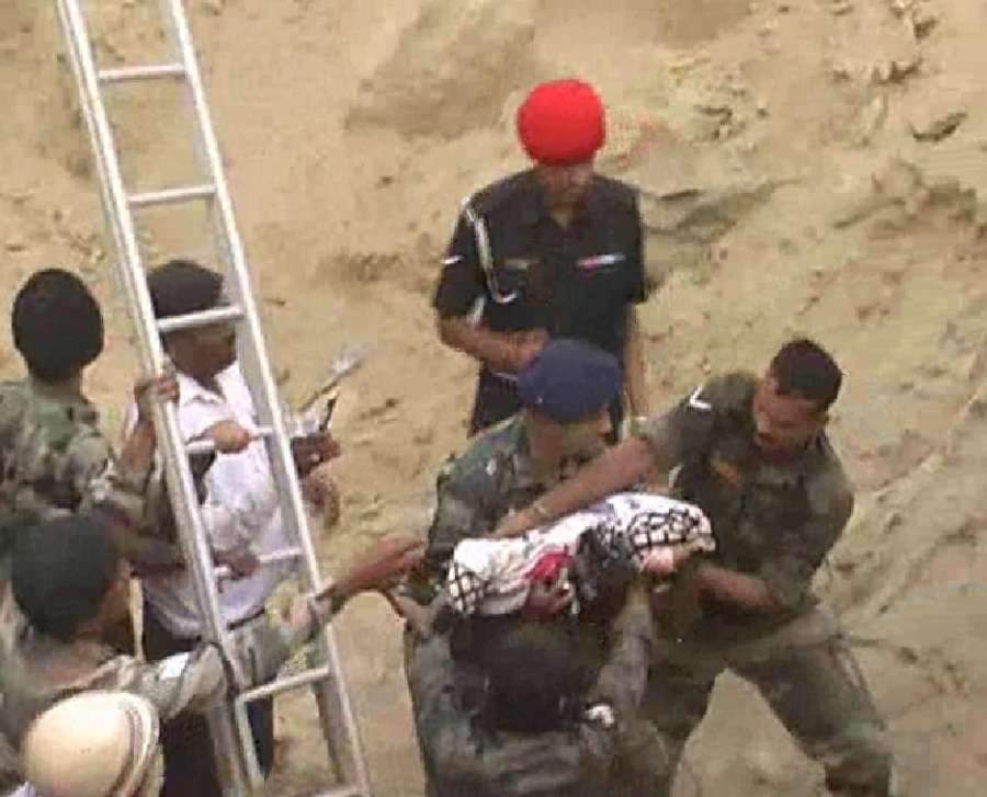 बोरवेल में गिरी बच्ची की गई जान