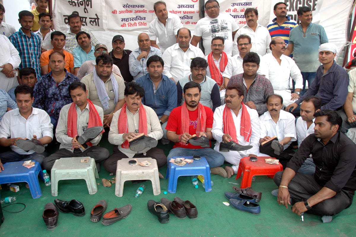 Jewellers protest expressed by the boot blacking