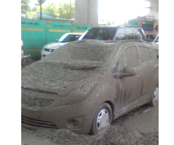 lucknow metro flyover r cement falls on car