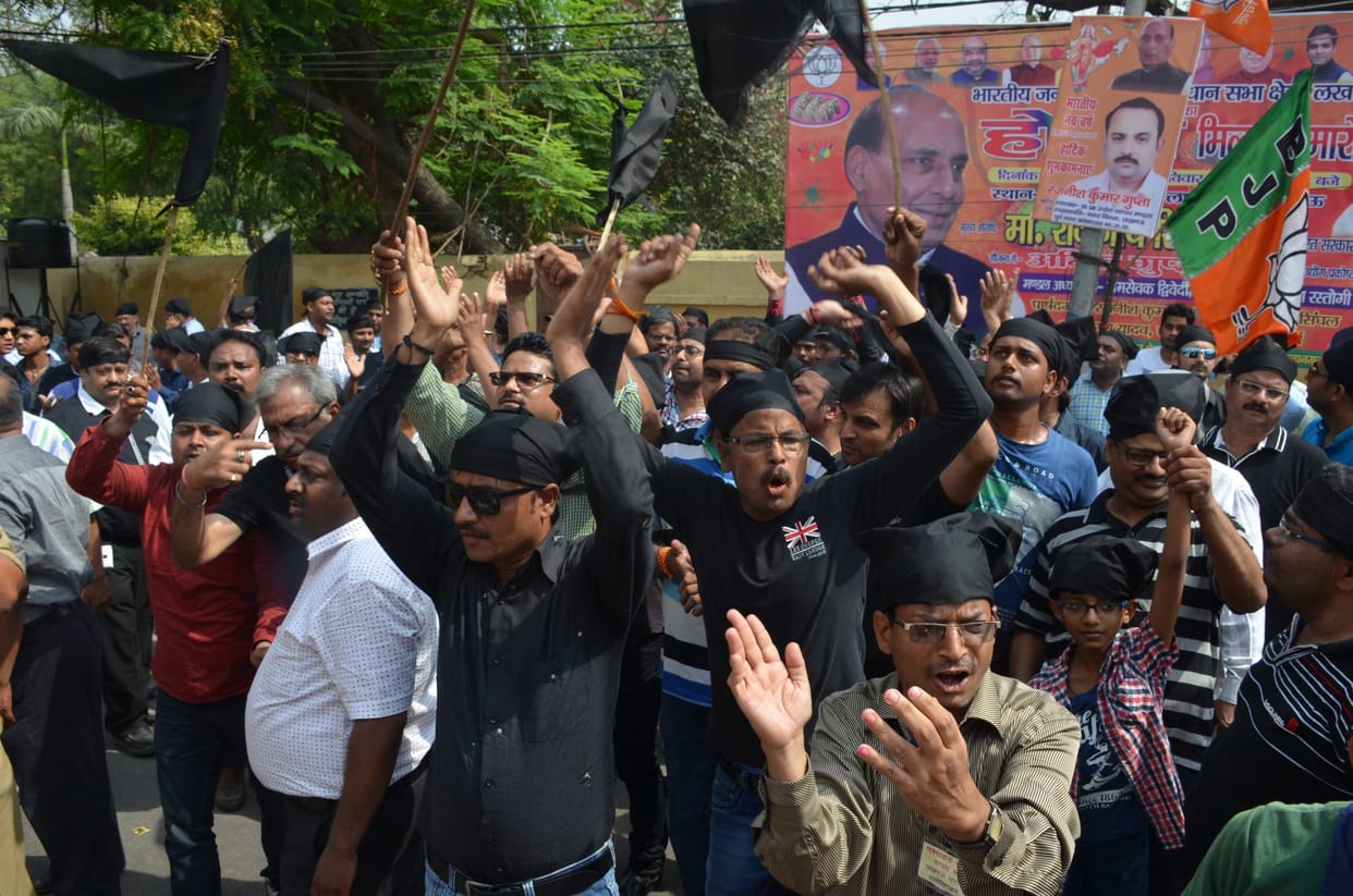 Lathicharge on jewellers for protest in Lucknow.