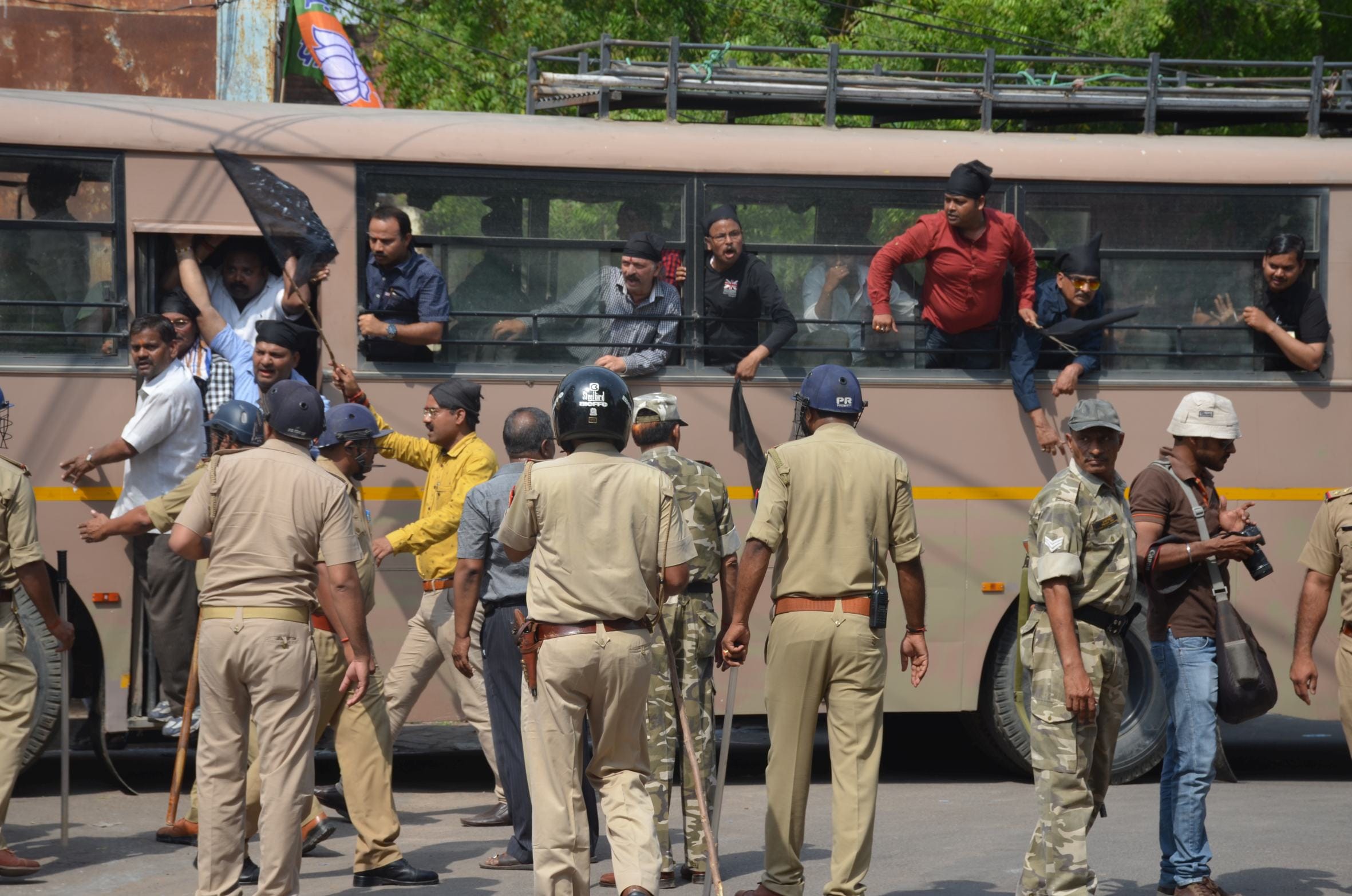 Lathicharge on jewellers for protest in Lucknow.