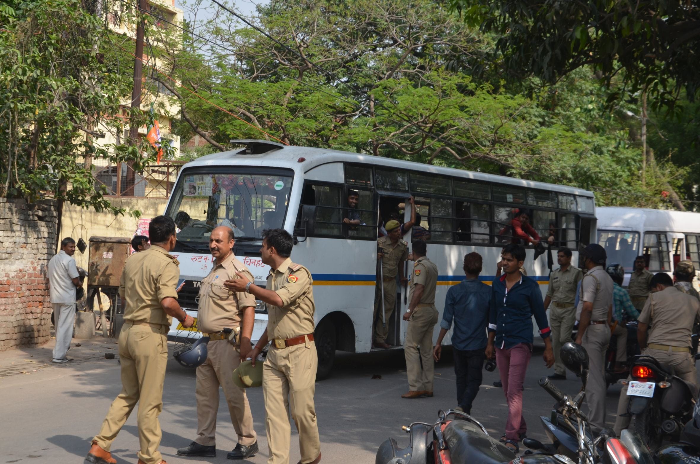Lathicharge on jewellers for protest in Lucknow.