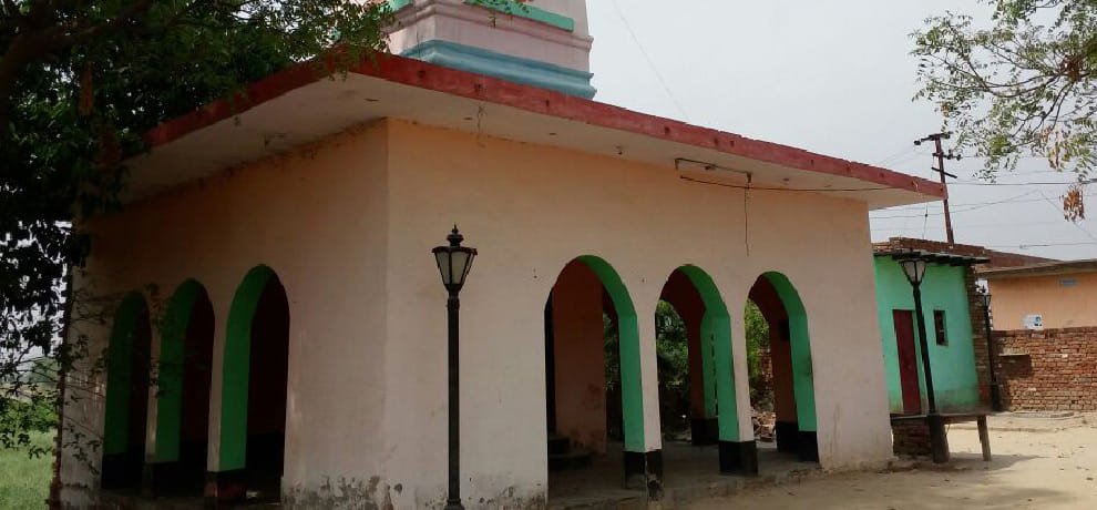 statue is broken in shiv temple, people angry on drunken priest