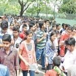 कमला नगर स्थित सर पदमपत सिंहानिया स्कूल में जेईई मेंस परीक्षा देकर बाहर आते स्टूडेंट। 