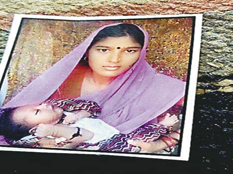 women grip of the current, death