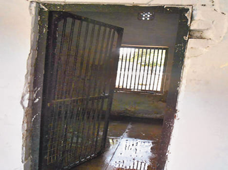 Runaways broke down two security lock lockup