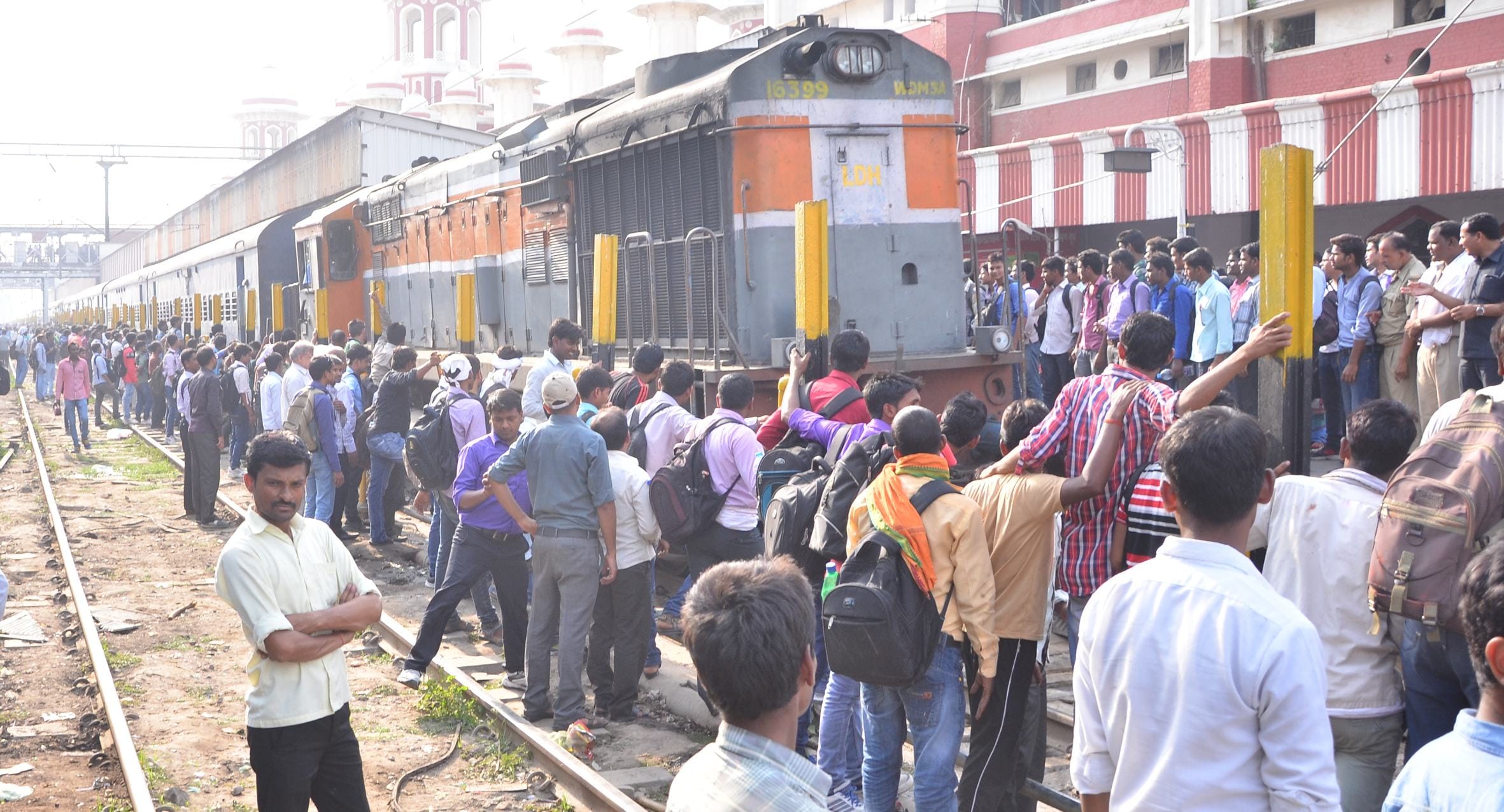 rush at lucknow charbagh station after exam