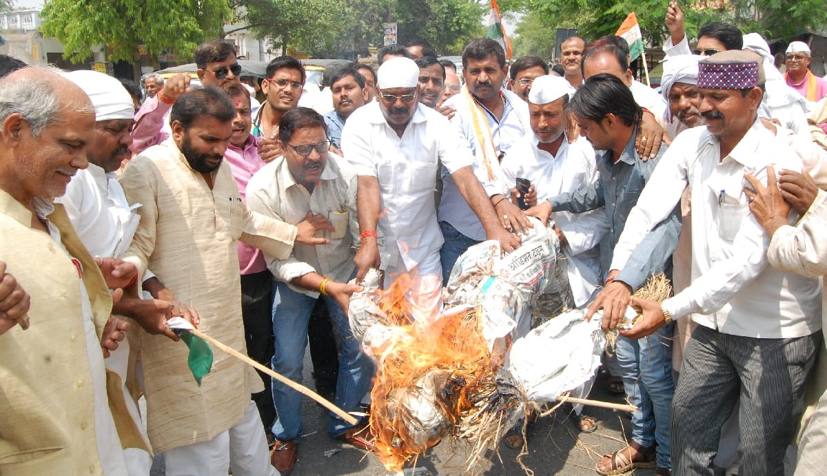 Congress leaders burnt effigies of the Centre