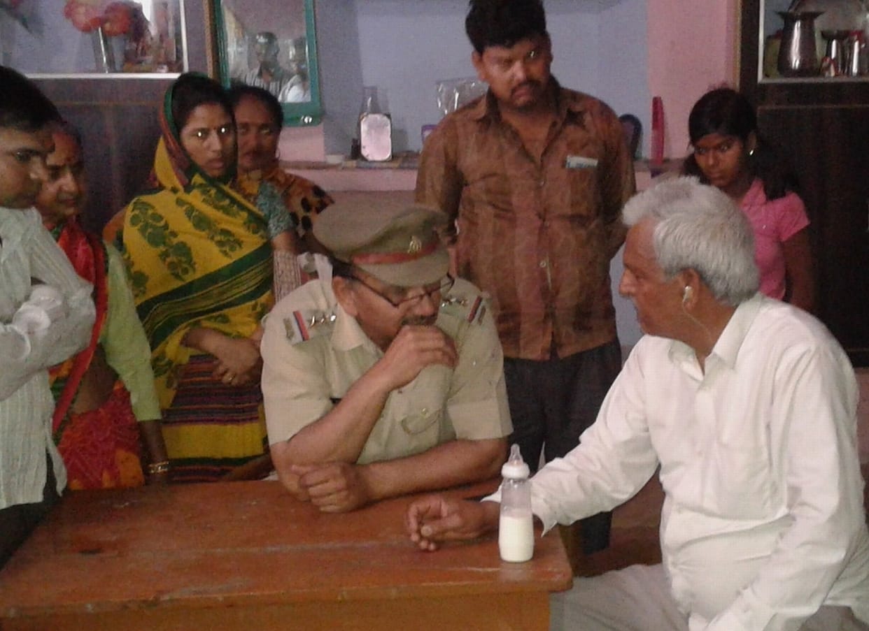 mohalla sunaharee nagar mein dinadahaade dakaitee