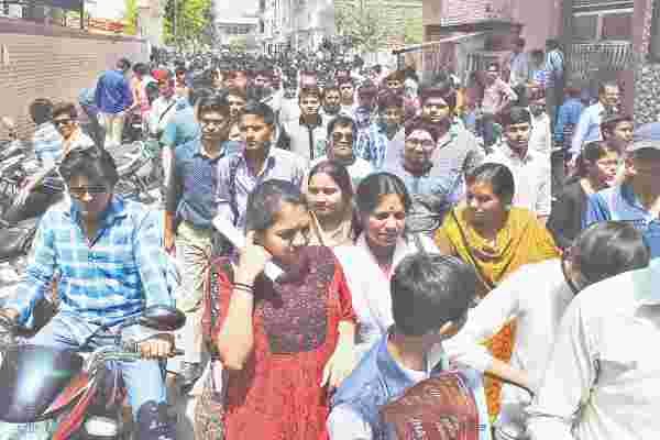 Embroiled in physics-chemistry, mathematics hold situation