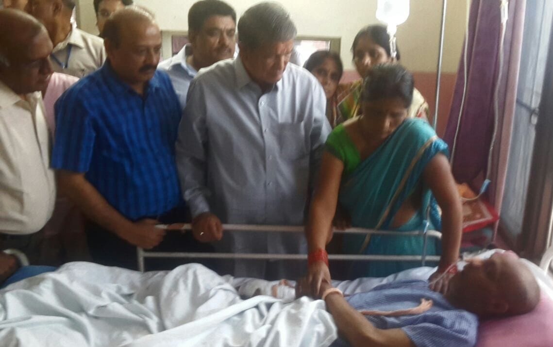 harish rawat help injured bjp worker