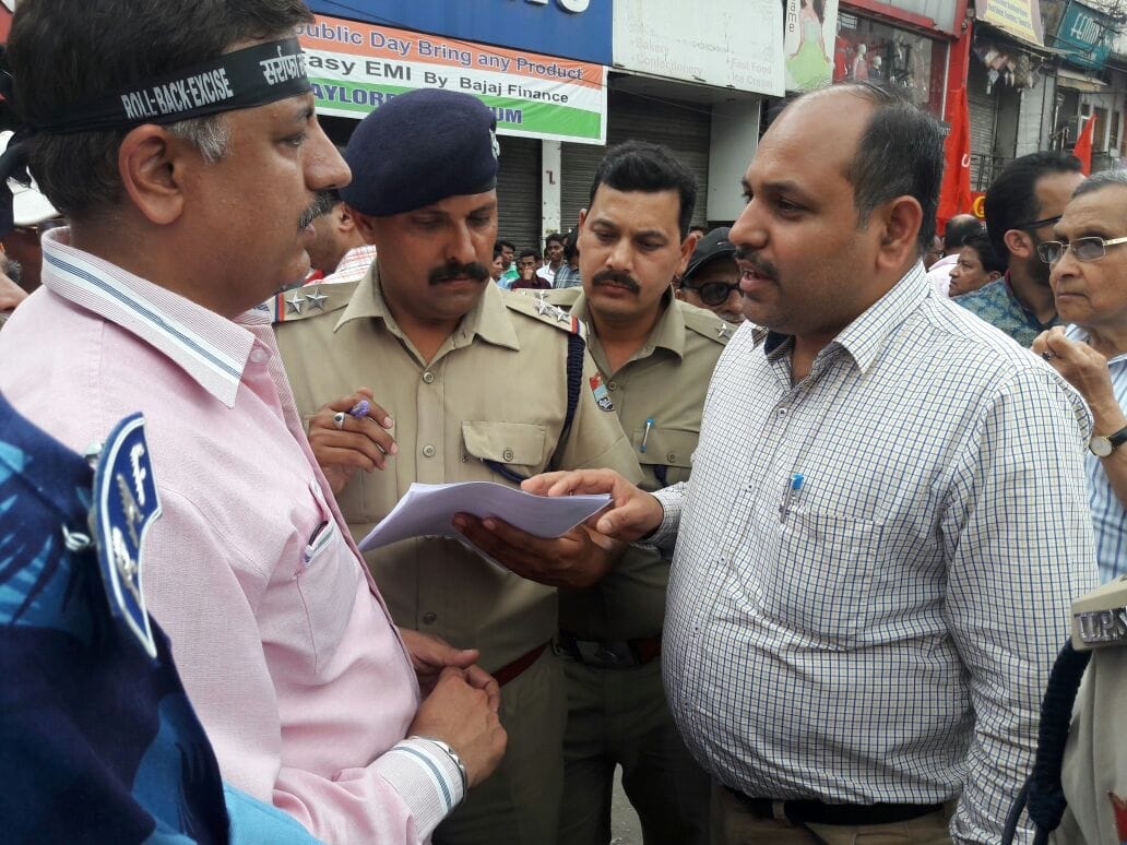 Jewelry traders strike in dehradun