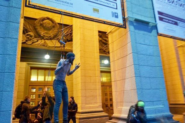 people hook themselves to metal hook and travelled in metro