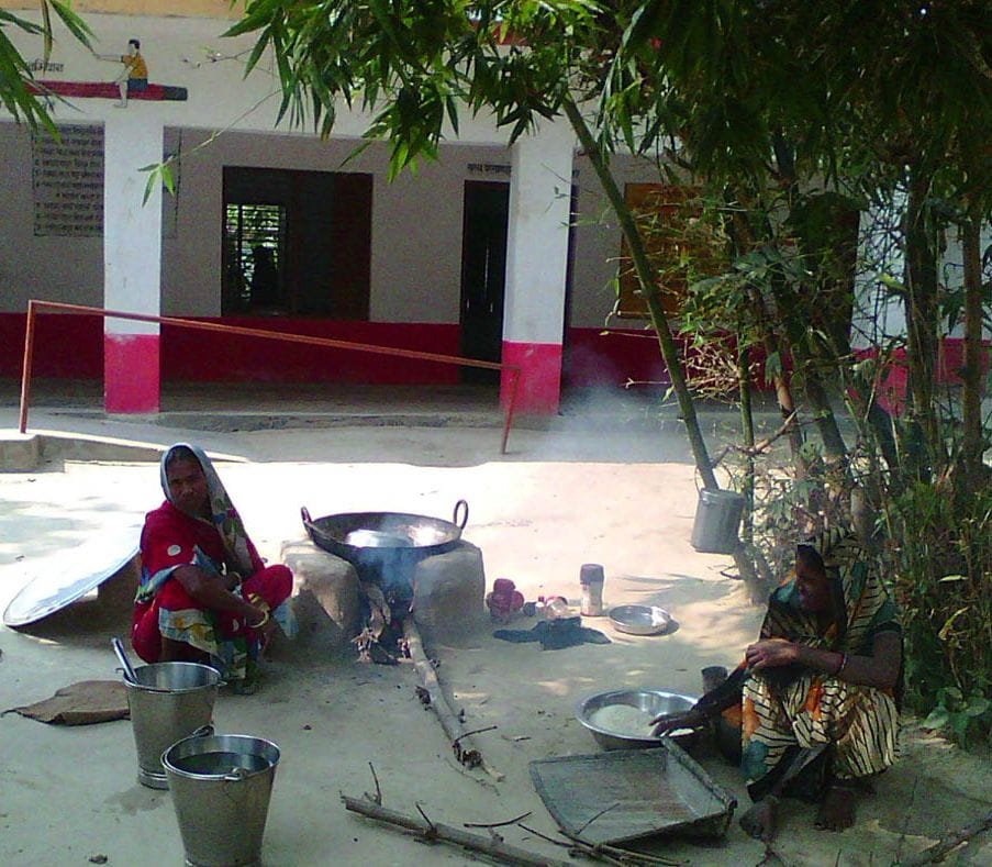 Mid day meal Banswar k niche banta hai