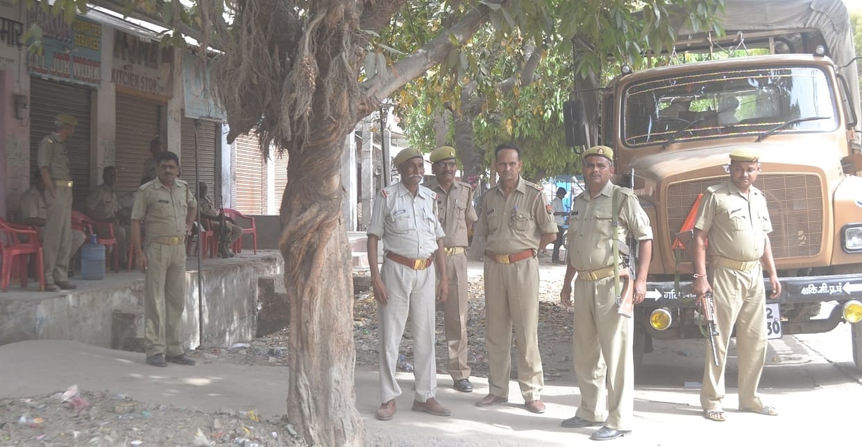 mohalla kidavee nagar mein pulis phors tainaat