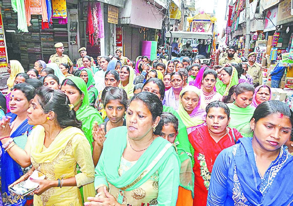 The procession reaches the masses Guru's counsel