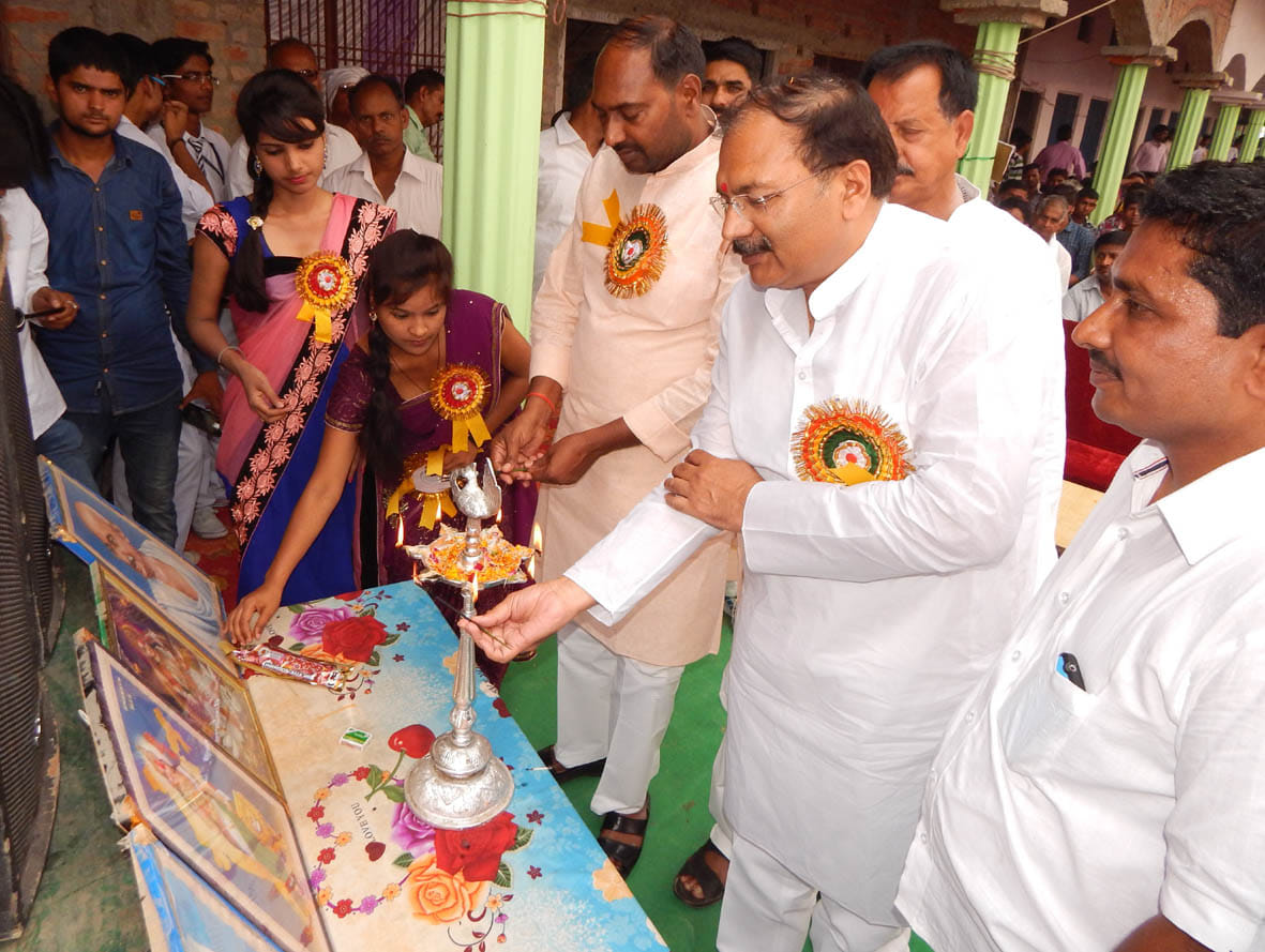 The children presented a colorful program Mnmoha
