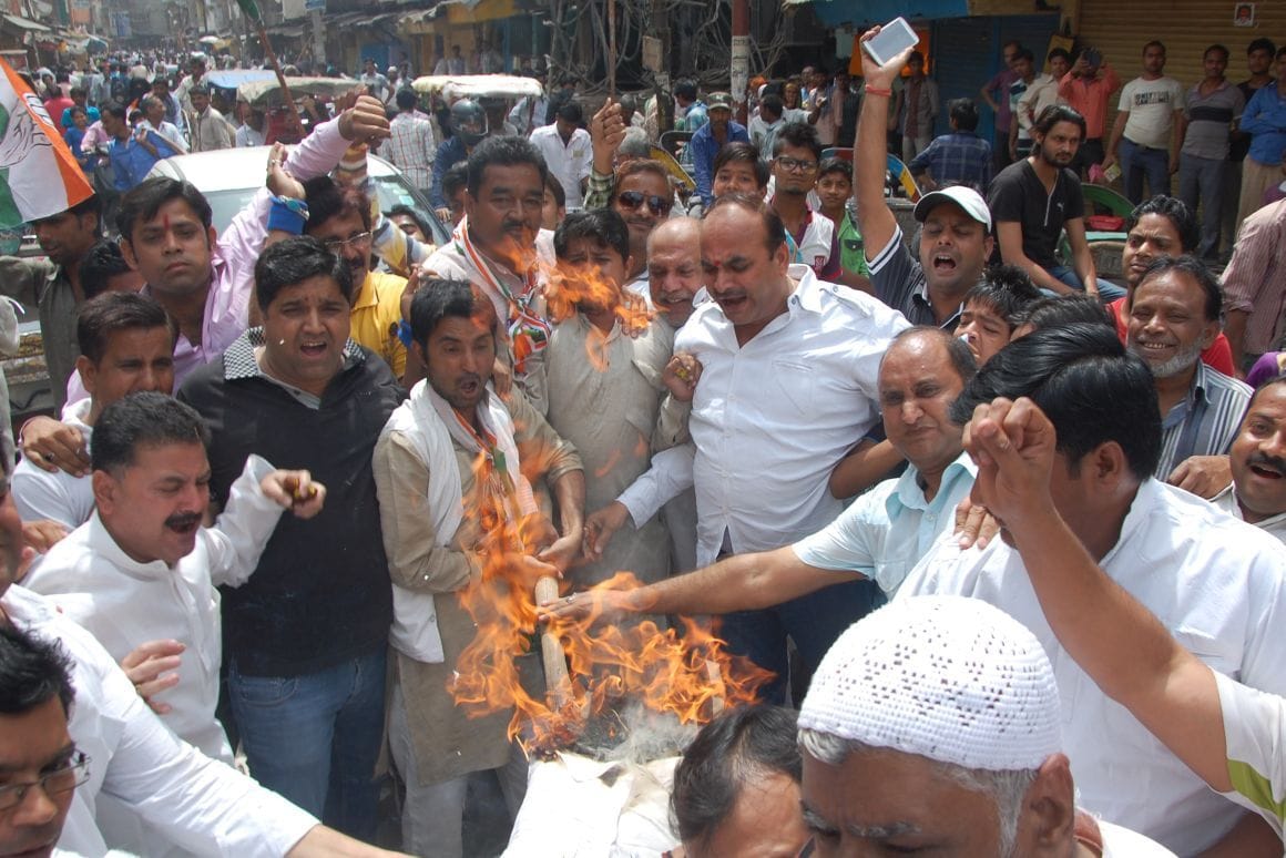 Congressmen blew effigy of Modi government, protesting