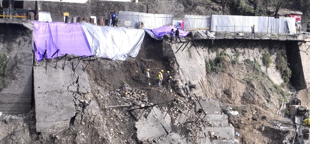 retaining wall collapse at circular road shimla.