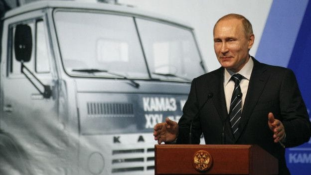 panama papers says putin associates make money through money laundering