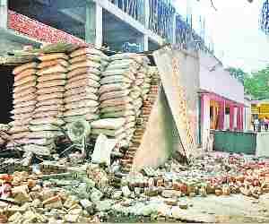 Wall fell upon pregnant in Hospital
