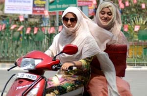 The mercury reached 41 degrees , mostly cloudy