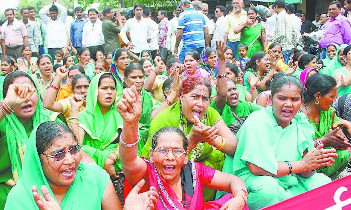 Anganwadi workers demonstrated at the Collectorate