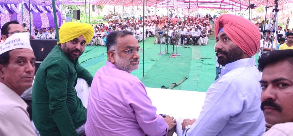  AAP leader Bhagwant maan statement on cm virbhadra singh and prem kumar dhumal.