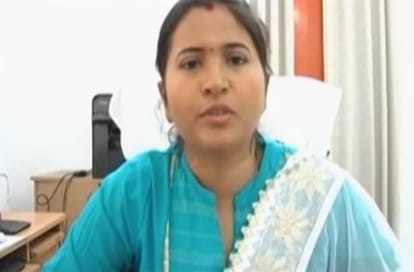 Chhatisgarh: Dsp archna jha along her daughter when she on duty