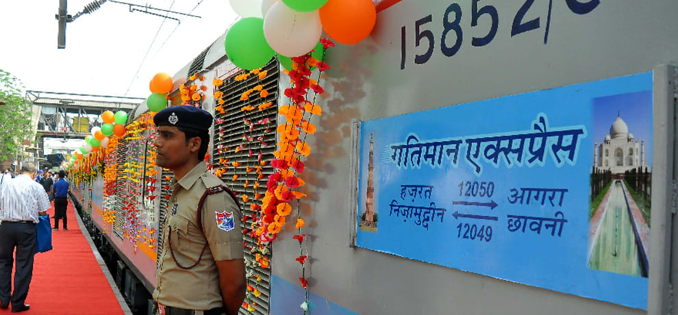 Gatiman Express : does not know how the time passes in train one hour 39 minutes 