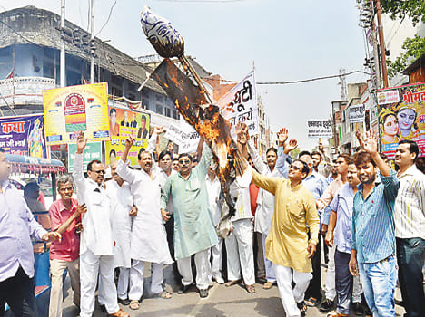 Traders blew out procession PM's effigy